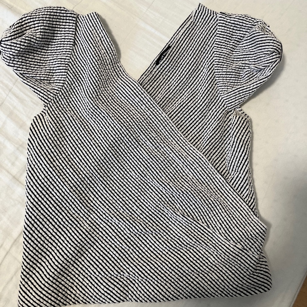 Club Monaco flattering striped top
